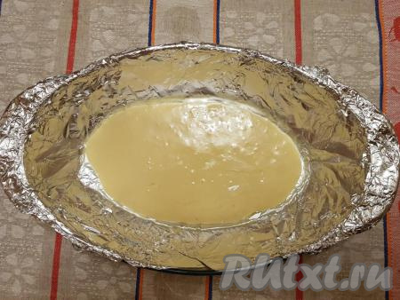 Затем нужно испечь корж, который станет основанием торта. Застелить форму фольгой и смазать её подсолнечным маслом. Выложить и равномерно распределить 2-3 столовые ложки теста (у меня форма для выпечки шириной 24 см и длиной 14 см).