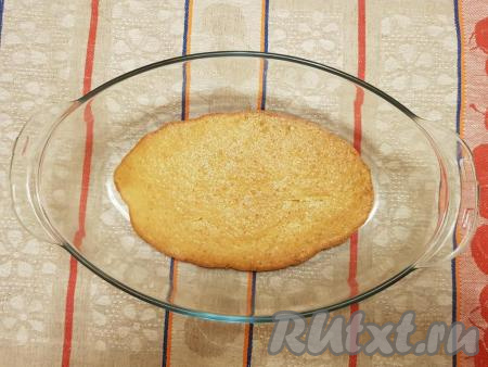 Теперь приступим к сборке торта "Графские развалины", для этого в глубокую стеклянную форму нужно выложить первый корж&nbsp;(у меня форма расширяется кверху, поэтому её ширина 24-29 см, а длина 14-18,5 см).