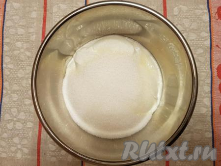 Пока корж остывает, займёмся приготовлением сметанного крема и глазури. Для приготовления крема в глубокую миску нужно выложить сметану (сметана должна быть густой), всыпать сахар.