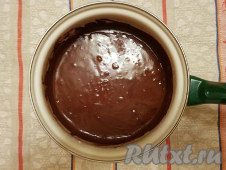 Довести массу до кипения, постоянно помешивая, дождаться растворения кристаллов сахара, выключить огонь, остудить глазурь (глазурь не должна полностью остыть, она должна быть чуть тёплой).