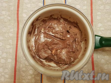 Тщательно перемешать содержимое кастрюли и поставить на средний огонь.