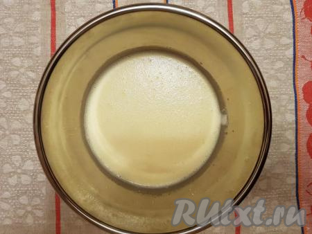 Взбить миксером сметану, сахар, яйца и соду до полного растворения сахара.