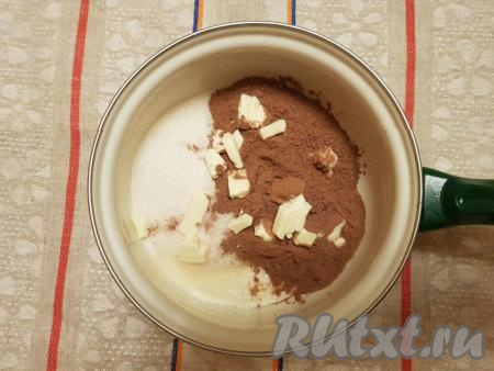 Затем сделаем глазурь, для этого в подходящую кастрюлю (или миску) нужно выложить сметану, сахар, какао и нарезанное на небольшие кубики сливочное масло.
