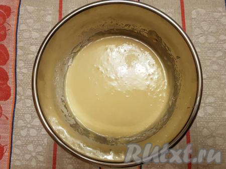 Взбить миксером муку с яично-сметанной массой до однородности, в результате получится тесто, напоминающее достаточно густую сметану.