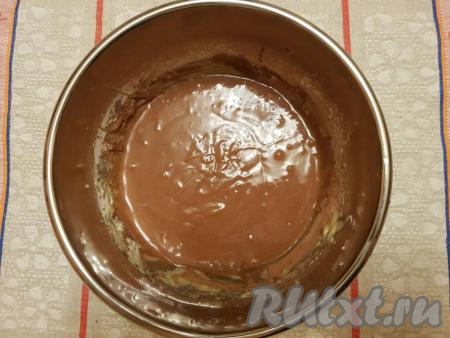 Тесто с какао-порошком взбить миксером до однородности.