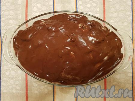 Сверху покрыть торт глазурью (глазурь должна быть слегка тёплой) и оставить пропитываться в холодильнике на ночь.