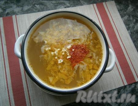 Сюда же добавить пару щепоток имеретинского шафрана (если есть в наличии и по желанию) и мелко нарезанный чеснок.