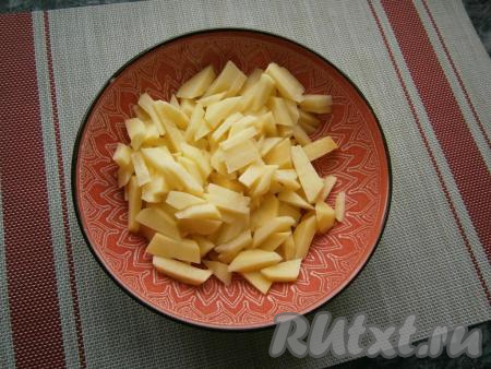 Картофель очистить и нарезать на небольшие кусочки.