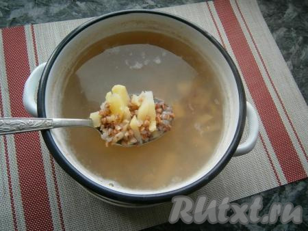 В кастрюлю влить воду, довести до кипения, выложить в кипящую воду гречневую крупу и картофель. Воду посолить, снова довести до кипения, убрать пену. Варить гречку с картофелем на медленном огне около 20 минут.