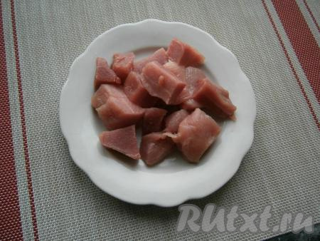 Мякоть свинины (или другое мясо) вымыть, обсушить и нарезать на кусочки.
