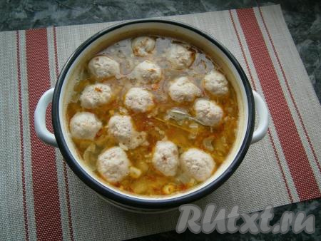 Дать супу закипеть, выложить в него мясные фрикадельки. Снова довести гречневый суп до кипения и варить его на слабом огне до всплытия фрикаделек на поверхность (5-6 минут).