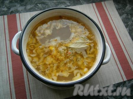 Когда картофель и гречка будут практически готовы, выложить в кастрюлю обжаренные овощи, всыпать специи для супа, добавить лавровый лист.