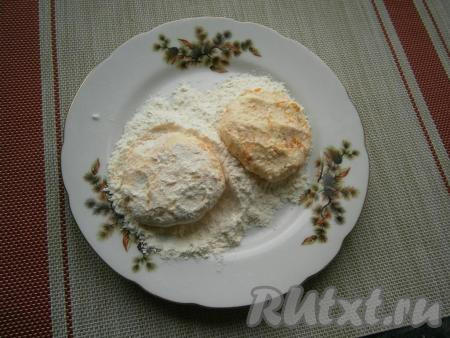 Творожно-морковную массу хорошо перемешать и влажными руками сформировать сырники в виде лепёшек. В отдельную тарелку (или на досочку) насыпать 3 столовые ложки муки, в этой муке обвалять сырники со всех сторон.