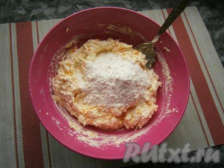 Перемешать и всыпать 3 столовые ложки муки.