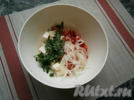 Добавить измельчённую петрушку, нарезанный тоненькими полуколечками (или четвертинами) репчатый лук, всыпать соль по вкусу и 0,5 чайной ложки сахара, влить лимонный сок.