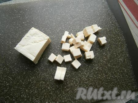 Очистить лук, удалить из половинки болгарского перца плодоножку с семенами. Плавленный сырок нарезать небольшими кубиками.