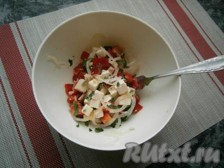 Добавить оливковое масло, перемешать салат из болгарского перца, лука и сыра.