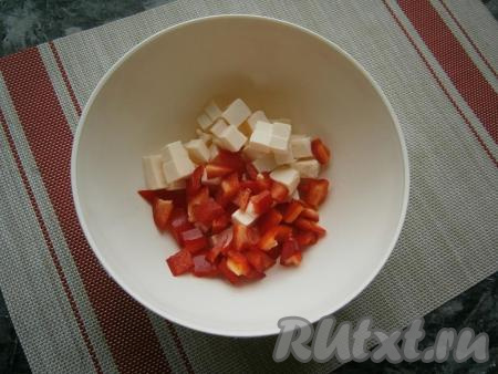 Сладкий болгарский перец тоже нарезать небольшими кубиками. Выложить нарезанные сыр и перец в миску.