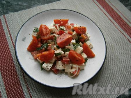 На тарелку (или в салатник) выложить салат, сверху разместить дольки помидоров (черри разрезать на 2-4 части). Посыпать салат свежемолотым чёрным перцем.