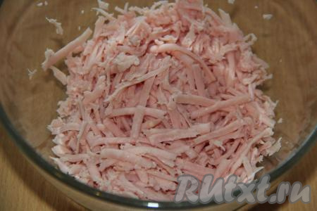 Для начинки колбасу натереть на тёрке.
