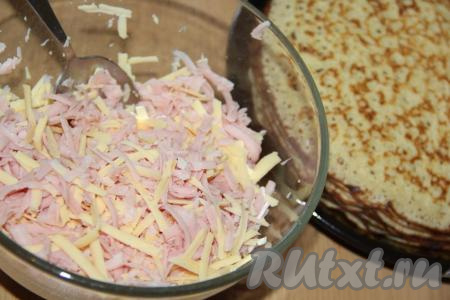 Перемешать колбасу с сыром и начинка для фарширования блинов готова.