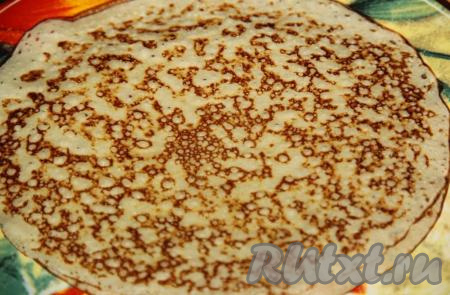 Для начала испечём блины. Для замешивания блинного теста нужно кефир&nbsp;влить в глубокую миску, добавить яйца, всыпать сахар&nbsp;и соль, перемешать массу венчиком. Далее всыпать просеянную муку и&nbsp;перемешать тесто, чтобы не было комочков. Затем в стакан крутого кипятка всыпать соду, перемешать. Кипяток с содой вылить в тесто и хорошо перемешать&nbsp;венчиком. Тесто по консистенции должно быть, как жидкая сметана. Оставить тесто&nbsp;минут на 15, затем влить растительное масло и перемешать. Жарить блины на разогретой сковороде (у меня литая сковорода и маслом я её не смазывала) на среднем огне до золотистого цвета с двух сторон. Готовые блинчики складывать один на другой на тарелку, дать им полностью остыть.