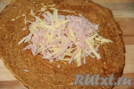 В центр остывшего блина выложить 1 столовую ложку начинки.