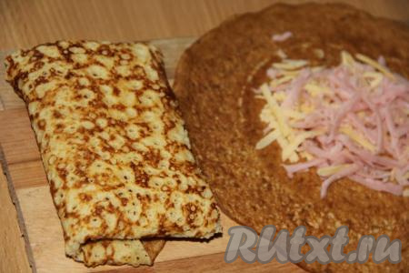 Завернуть начинку в блин в виде конвертика. Аналогично сформировать все блины с начинкой (у меня получилось 18 фаршированных блинчиков).