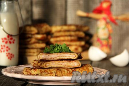 Вкусные, сытные и очень аппетитные блины, фаршированные колбасой и сыром, сразу подать к столу. Блинчики получаются отличными, попробуйте!