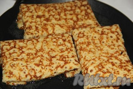 На горячую сковороду, смазанную растительным маслом, выложить блины, фаршированные колбасой и сыром.