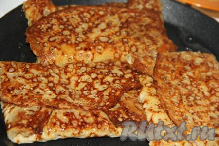 Блинчики с начинкой обжарить с двух сторон на небольшом огне до золотистого цвета. 