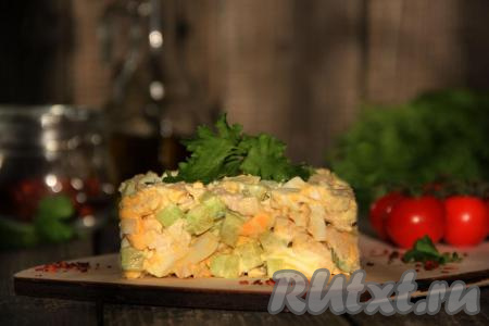 Вот таким красивым, вкусным и освежающим получился салат из курицы с яйцами и свежим огурцом. Это простое блюдо, состоящее всего из трёх основных ингредиентов, несомненно понравится многим и внесёт разнообразие в меню!