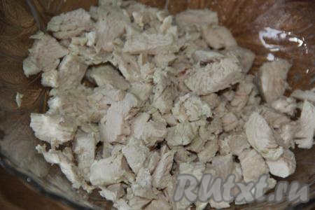 Курицу (у меня куриное филе) отварить в подсоленной воде в течение&nbsp;25 минут, затем остудить в бульоне. Нарезать курицу на средние кусочки.