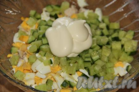 Слегка посолить салат и добавить майонез.