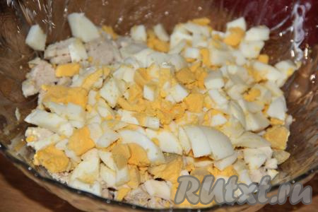 Яйца предварительно сварить вкрутую (варить минут 10 с начала кипения воды) и остудить. Почистить яйца и нарезать на кубики. Соединить курицу и яйца.