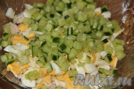Свежий огурец вымыть, нарезать на мелкие кубики, добавить в салат из курицы и яиц.