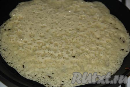 Сковороду хорошо разогреть, перед первым блином можно смазать сковородку кусочком сала (или маслом с помощью кулинарной кисточки). Затем влить половник теста и равномерно распределить&nbsp;по поверхности сковороды.