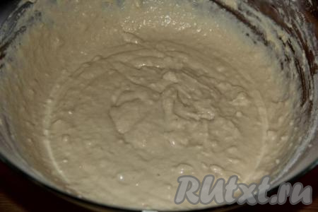 Перемешать тесто венчиком до однородного состояния.
