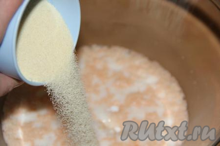 После появления пышной "шапочки" в опару всыпать манку и перемешать венчиком.