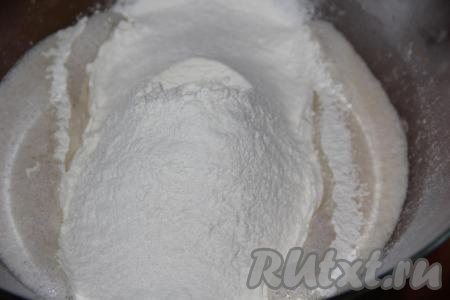 Затем всыпать сахар, соль и просеянную муку.