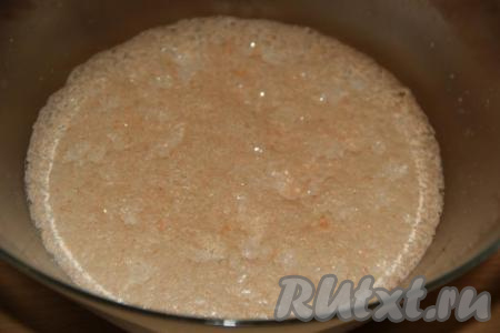 Влить в миску 500 мл&nbsp;тёплого молока (температура не выше 40 градусов), всыпать дрожжи, перемешать и оставить опару минут  на 15. На поверхности молока должна появиться пышная "шапочка".