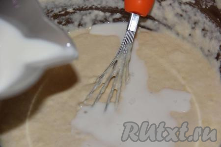 200 мл&nbsp;молока подогреть до горячего состояния (примерно, до 80 градусов). Тонкой струйкой (!) вливаем молоко в тесто и сразу же перемешиваем&nbsp;венчиком.