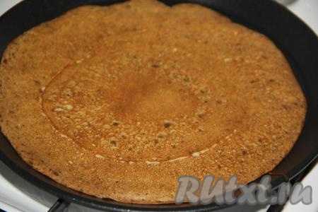 Выпекать блинчик с двух сторон на среднем огне до золотистого цвета, затем переложить на тарелку. Не перемешивая тесто, аналогично пожарить оставшиеся блины.