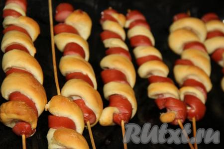 Сосиски с тестом на шпажках запекать в духовке, разогретой до 200 градусов, примерно, 20 минут (до золотистого цвета).