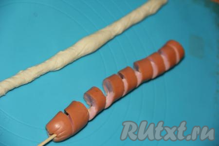 Тесто обмять. Отрывать по кусочку теста и формировать длинный жгутик.
