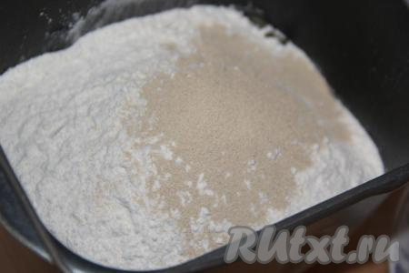 Тесто я замесила с помощью хлебопечки, для этого кефир комнатной температуры нужно влить в ведёрко, добавить растительное масло, яйцо, всыпать сахар, соль, муку и дрожжи.