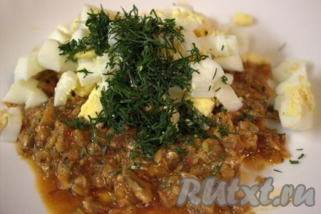 В миске соединить рыбные консервы, измельчённые яйца и мелко порубленную зелень (несколько веточек зелени оставьте для украшения бутербродов). По желанию, можно добавить измельчённый чеснок или перчик чили (я не добавляла, у меня килька в томате была с добавлением перца чили).