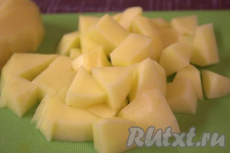 Морковь, картошку и лук очистить. Нарезать картофель на кубики среднего размера.