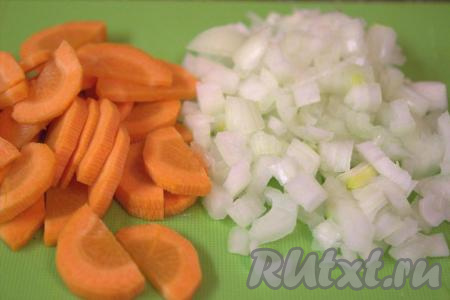 Морковь нарезать полукольцами. Нарезать репчатый лук на мелкие кубики.