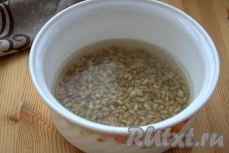 Перловую крупу перебрать, хорошо промыть в нескольких водах (до прозрачности воды). Залить промытую перловку чистой водой и оставить часов на 5-6 (можно оставить замоченную в воде крупу и на ночь).
